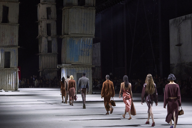 عرض أزياء Tod’s لموسم ربيع وصيف 2023.. أناقة كلاسيكية ومعاطف فاخرة