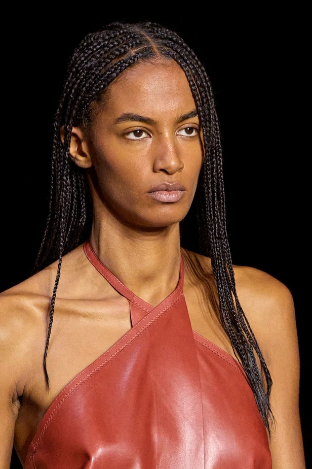 عرض أزياء Tod’s لموسم ربيع وصيف 2023.. أناقة كلاسيكية ومعاطف فاخرة