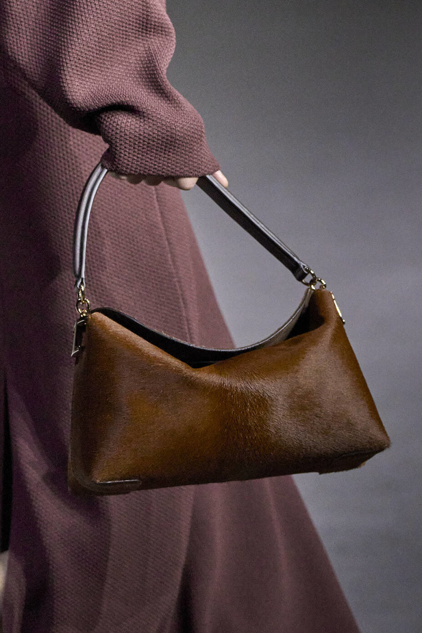 عرض أزياء Tod’s لموسم ربيع وصيف 2023.. أناقة كلاسيكية ومعاطف فاخرة