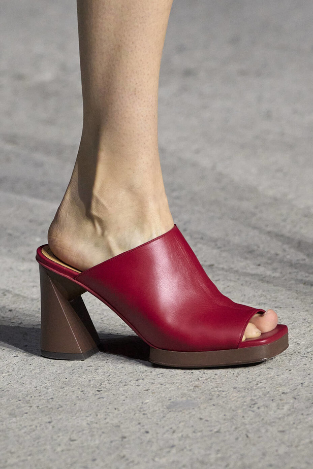 عرض أزياء Tod’s لموسم ربيع وصيف 2023.. أناقة كلاسيكية ومعاطف فاخرة