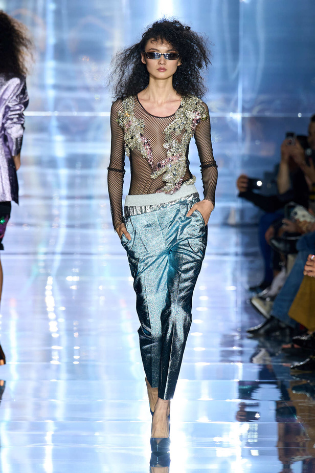 مجموعة توم فورد لربيع وصيف 2022-2023.. مزيج بين الاقمشة البراقة والقطع الجريئة