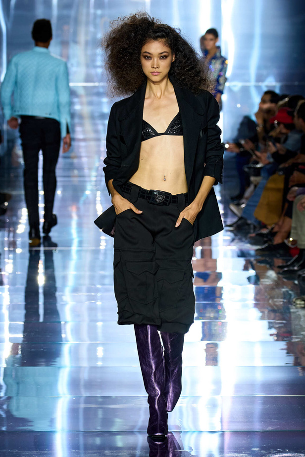 مجموعة توم فورد لربيع وصيف 2022-2023.. مزيج بين الاقمشة البراقة والقطع الجريئة