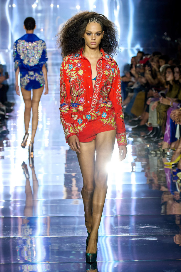 مجموعة توم فورد لربيع وصيف 2022-2023.. مزيج بين الاقمشة البراقة والقطع الجريئة