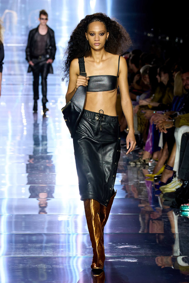 مجموعة توم فورد لربيع وصيف 2022-2023.. مزيج بين الاقمشة البراقة والقطع الجريئة