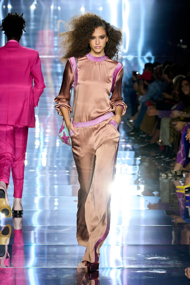 مجموعة توم فورد لربيع وصيف 2022-2023.. مزيج بين الاقمشة البراقة والقطع الجريئة