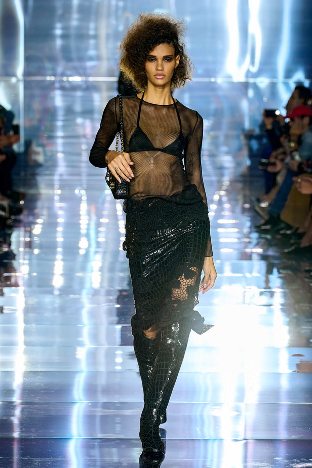 مجموعة توم فورد لربيع وصيف 2022-2023.. مزيج بين الاقمشة البراقة والقطع الجريئة