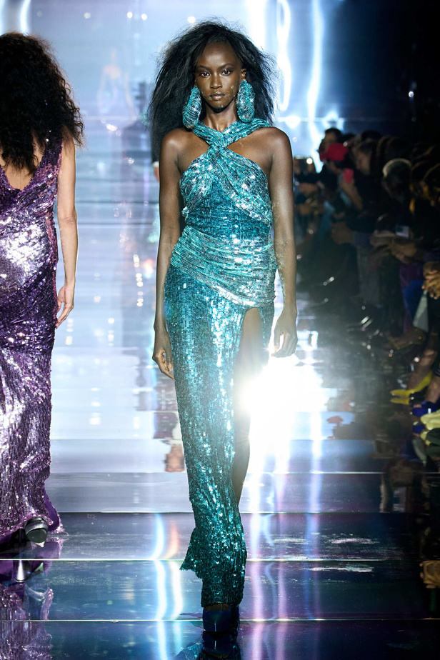 مجموعة توم فورد لربيع وصيف 2022-2023.. مزيج بين الاقمشة البراقة والقطع الجريئة