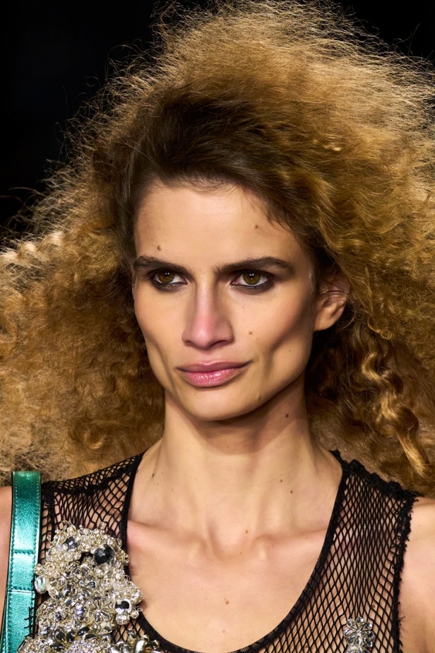 مجموعة توم فورد لربيع وصيف 2022-2023.. مزيج بين الاقمشة البراقة والقطع الجريئة