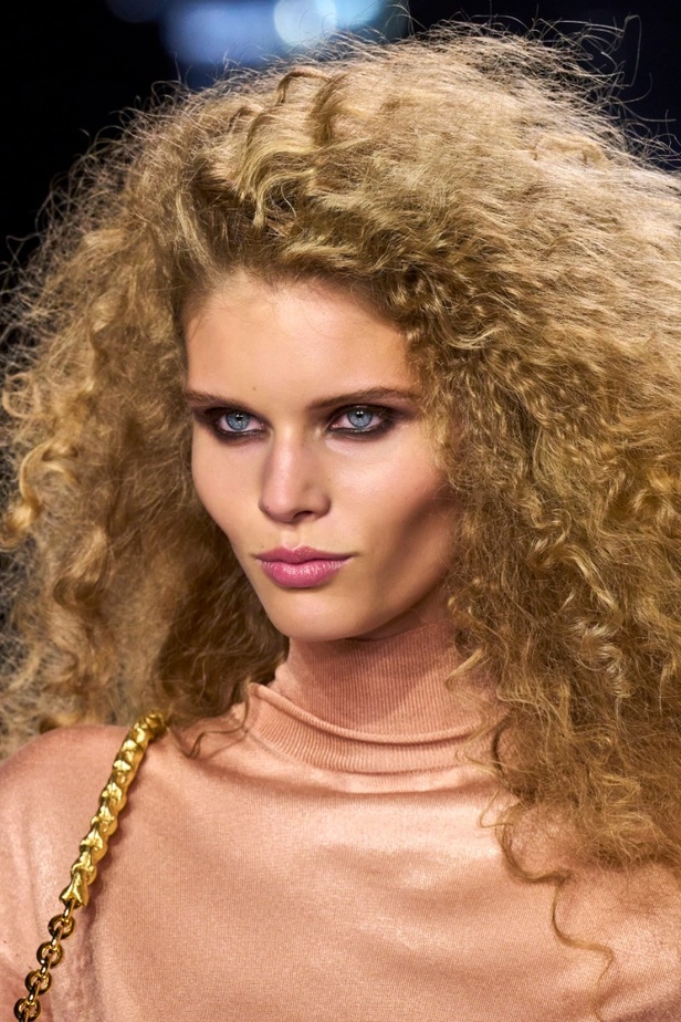 مجموعة توم فورد لربيع وصيف 2022-2023.. مزيج بين الاقمشة البراقة والقطع الجريئة