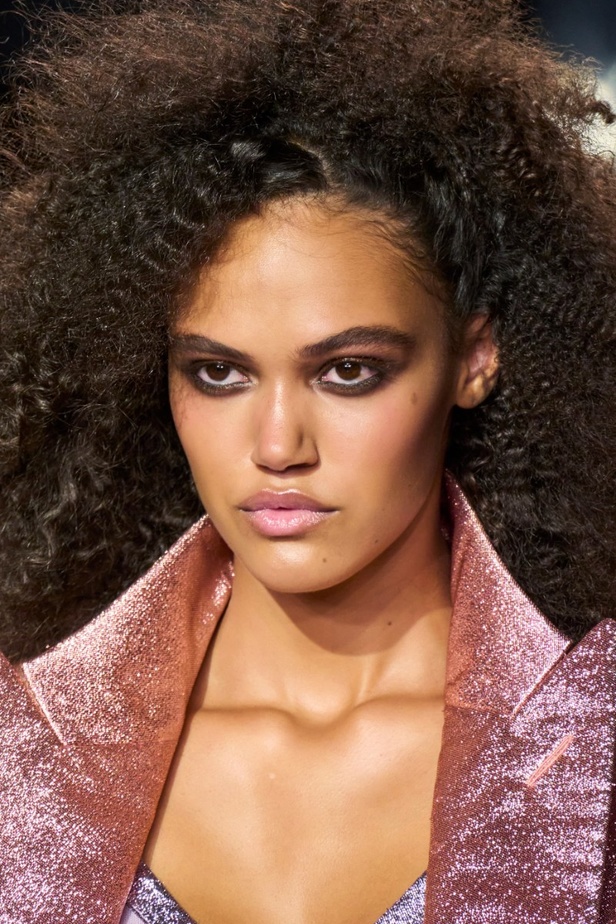 مجموعة توم فورد لربيع وصيف 2022-2023.. مزيج بين الاقمشة البراقة والقطع الجريئة