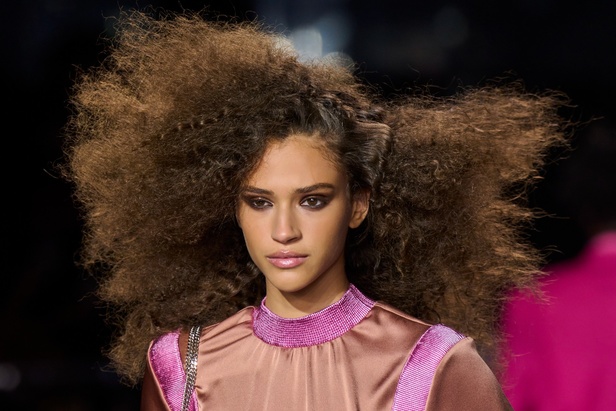 مجموعة توم فورد لربيع وصيف 2022-2023.. مزيج بين الاقمشة البراقة والقطع الجريئة