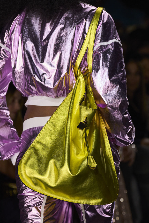 مجموعة توم فورد لربيع وصيف 2022-2023.. مزيج بين الاقمشة البراقة والقطع الجريئة