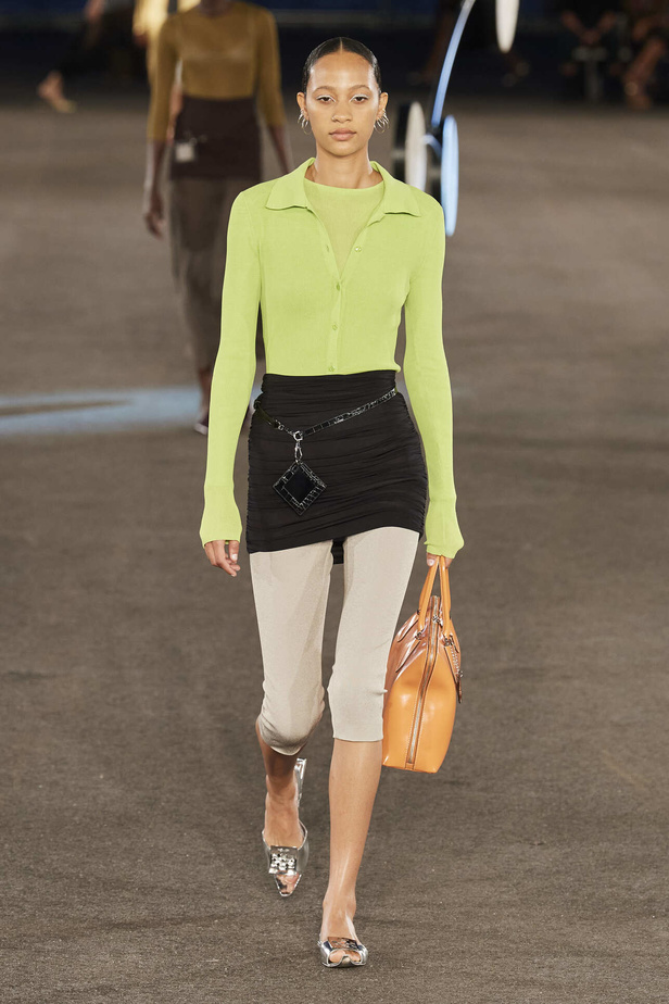 مجموعة Tory Burch لربيع وصيف 2023.. تضارب في الألوان والأقمشة 