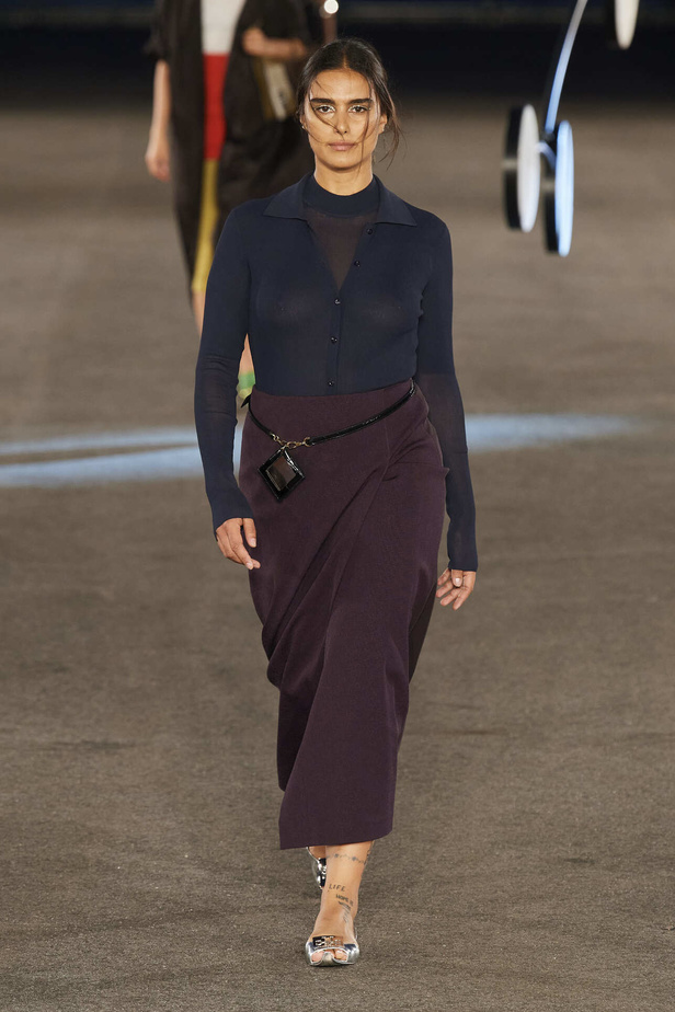 مجموعة Tory Burch لربيع وصيف 2023.. تضارب في الألوان والأقمشة 