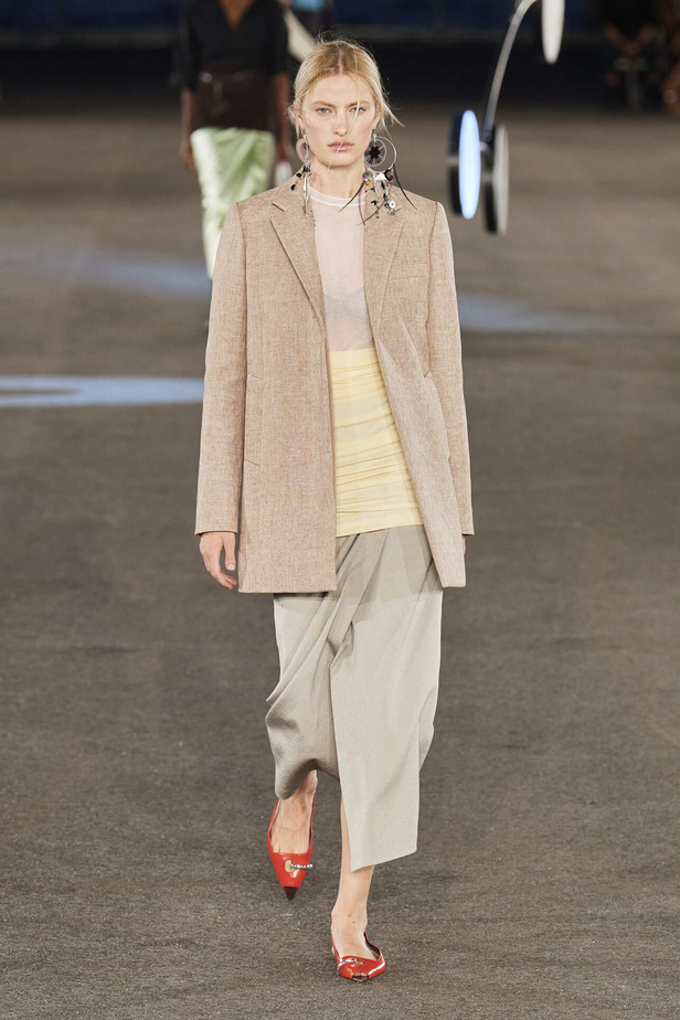 مجموعة Tory Burch لربيع وصيف 2023.. تضارب في الألوان والأقمشة 