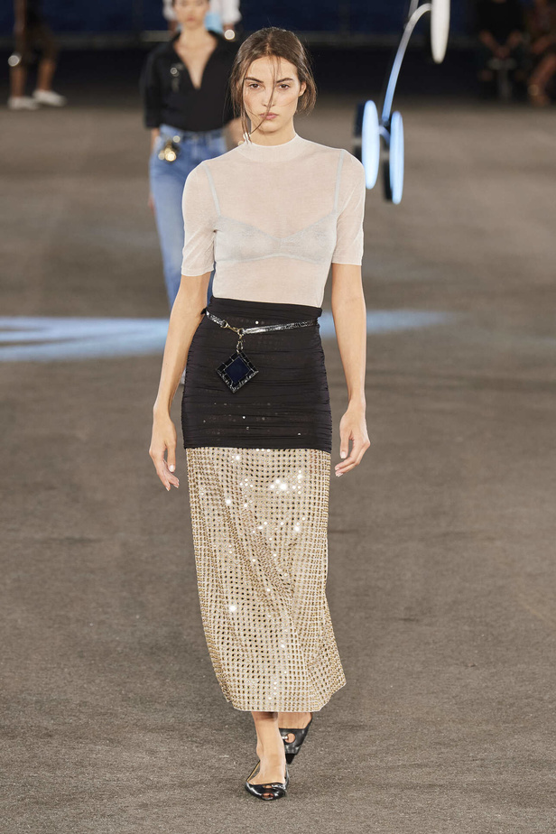 مجموعة Tory Burch لربيع وصيف 2023.. تضارب في الألوان والأقمشة 