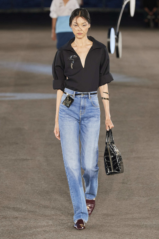 مجموعة Tory Burch لربيع وصيف 2023.. تضارب في الألوان والأقمشة 