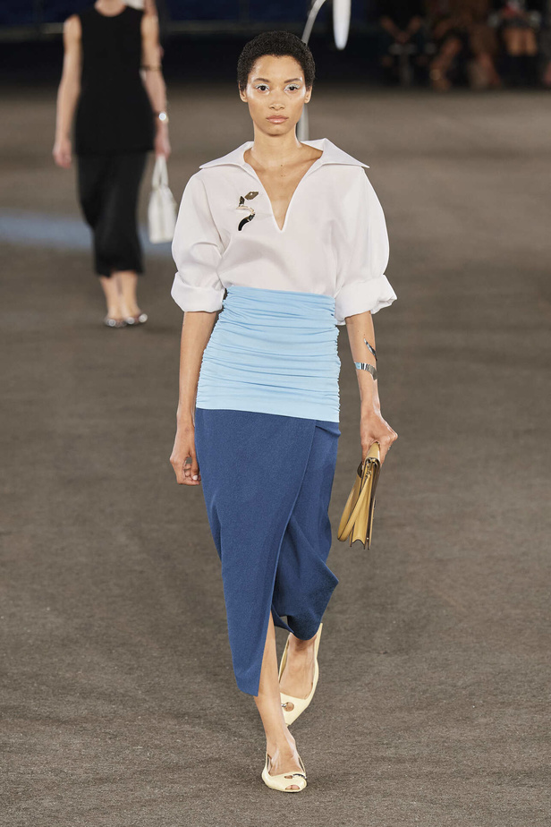 مجموعة Tory Burch لربيع وصيف 2023.. تضارب في الألوان والأقمشة 