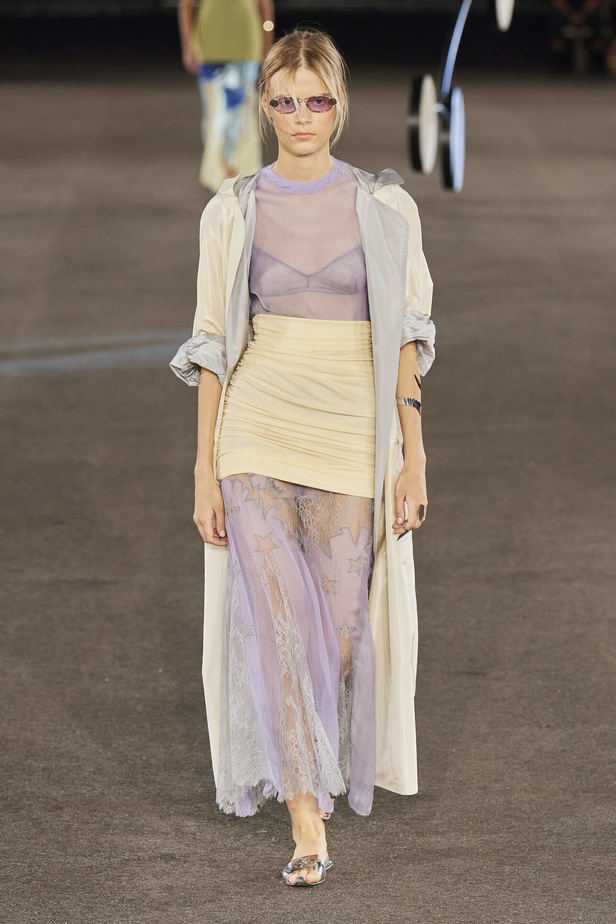 مجموعة Tory Burch لربيع وصيف 2023.. تضارب في الألوان والأقمشة 