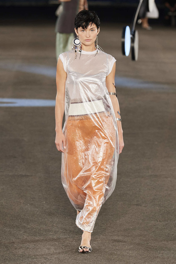 مجموعة Tory Burch لربيع وصيف 2023.. تضارب في الألوان والأقمشة 