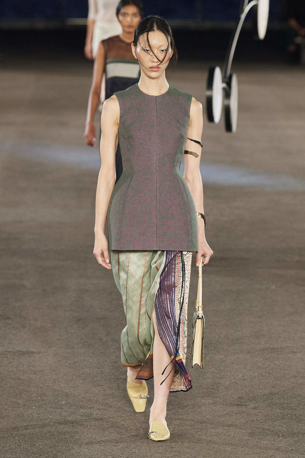 مجموعة Tory Burch لربيع وصيف 2023.. تضارب في الألوان والأقمشة 