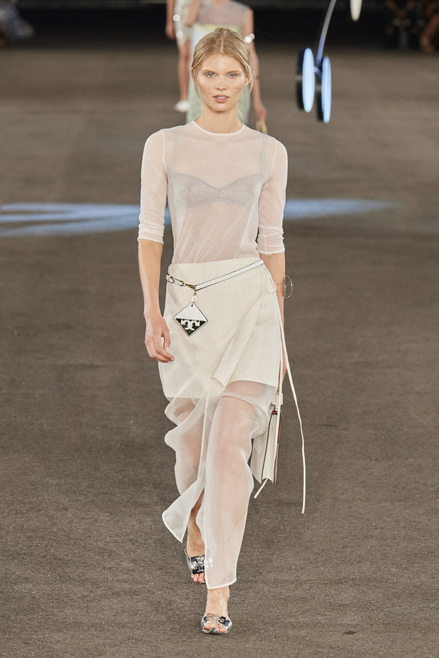 مجموعة Tory Burch لربيع وصيف 2023.. تضارب في الألوان والأقمشة 