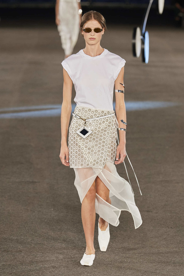 مجموعة Tory Burch لربيع وصيف 2023.. تضارب في الألوان والأقمشة 