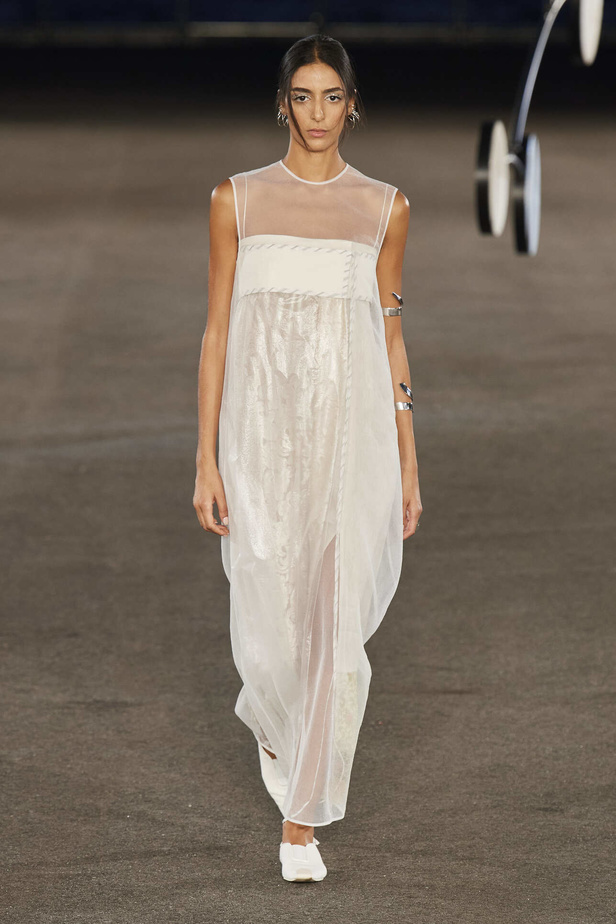 مجموعة Tory Burch لربيع وصيف 2023.. تضارب في الألوان والأقمشة 