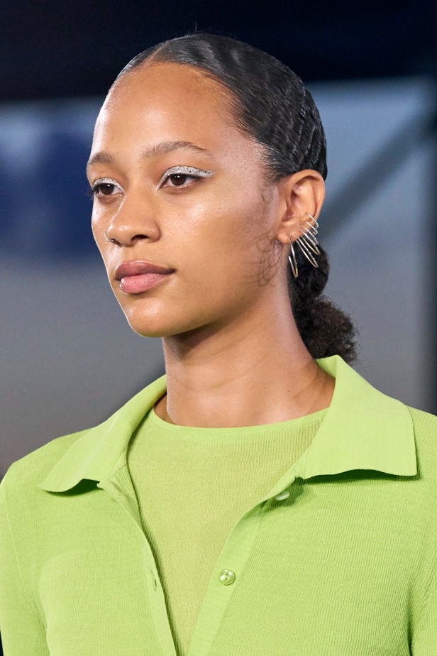 مجموعة Tory Burch لربيع وصيف 2023.. تضارب في الألوان والأقمشة 