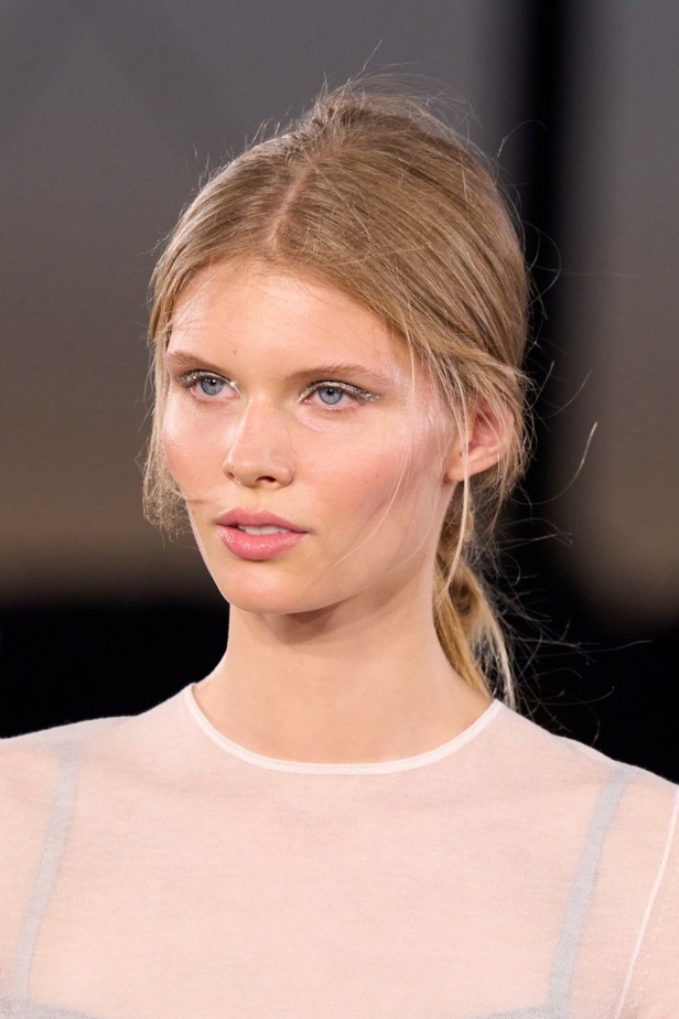 مجموعة Tory Burch لربيع وصيف 2023.. تضارب في الألوان والأقمشة 