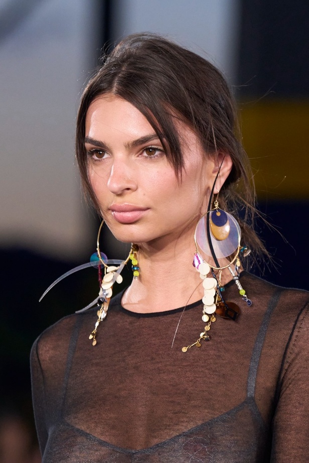 مجموعة Tory Burch لربيع وصيف 2023.. تضارب في الألوان والأقمشة 