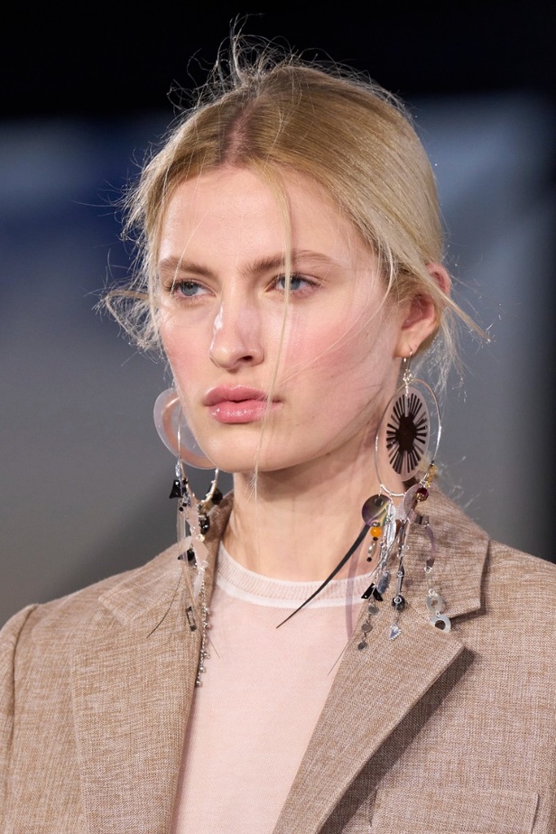 مجموعة Tory Burch لربيع وصيف 2023.. تضارب في الألوان والأقمشة 