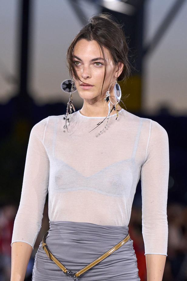 مجموعة Tory Burch لربيع وصيف 2023.. تضارب في الألوان والأقمشة 