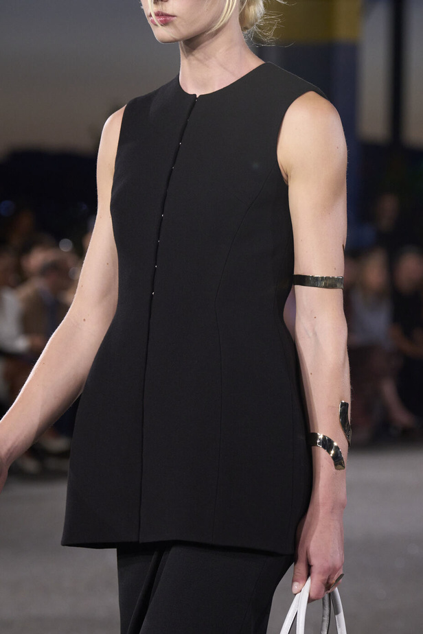 مجموعة Tory Burch لربيع وصيف 2023.. تضارب في الألوان والأقمشة 