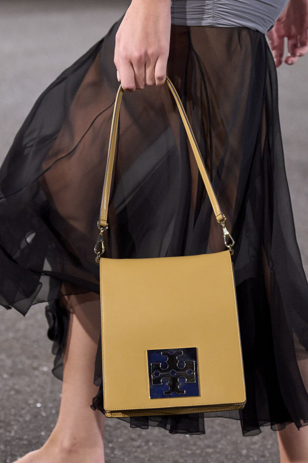 مجموعة Tory Burch لربيع وصيف 2023.. تضارب في الألوان والأقمشة 