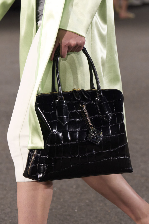 مجموعة Tory Burch لربيع وصيف 2023.. تضارب في الألوان والأقمشة 