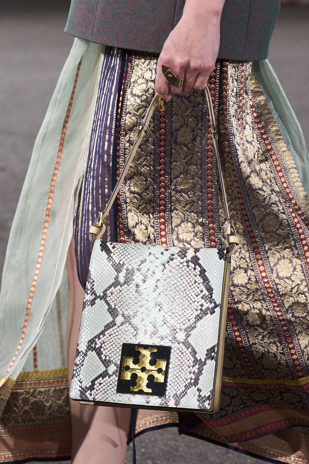 مجموعة Tory Burch لربيع وصيف 2023.. تضارب في الألوان والأقمشة 