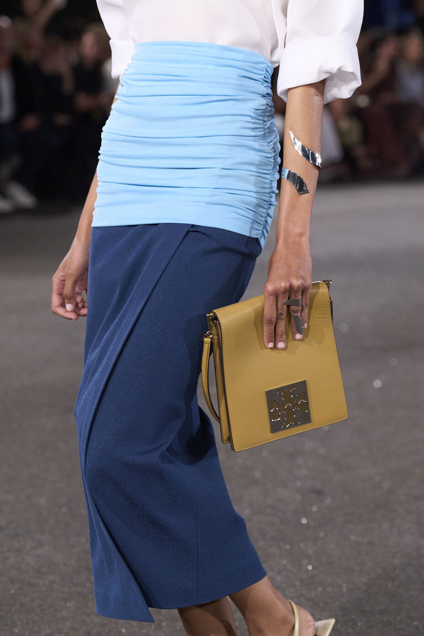 مجموعة Tory Burch لربيع وصيف 2023.. تضارب في الألوان والأقمشة 