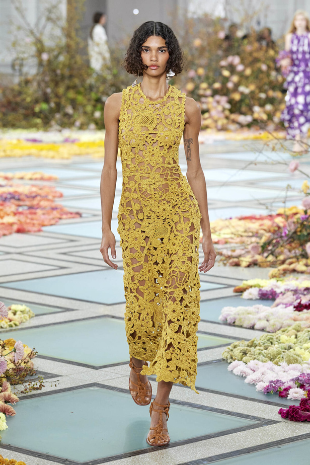 أجواء شاطئية مرحة مع مجموعة Ulla Johnson لربيع وصيف 2023 في نيويورك