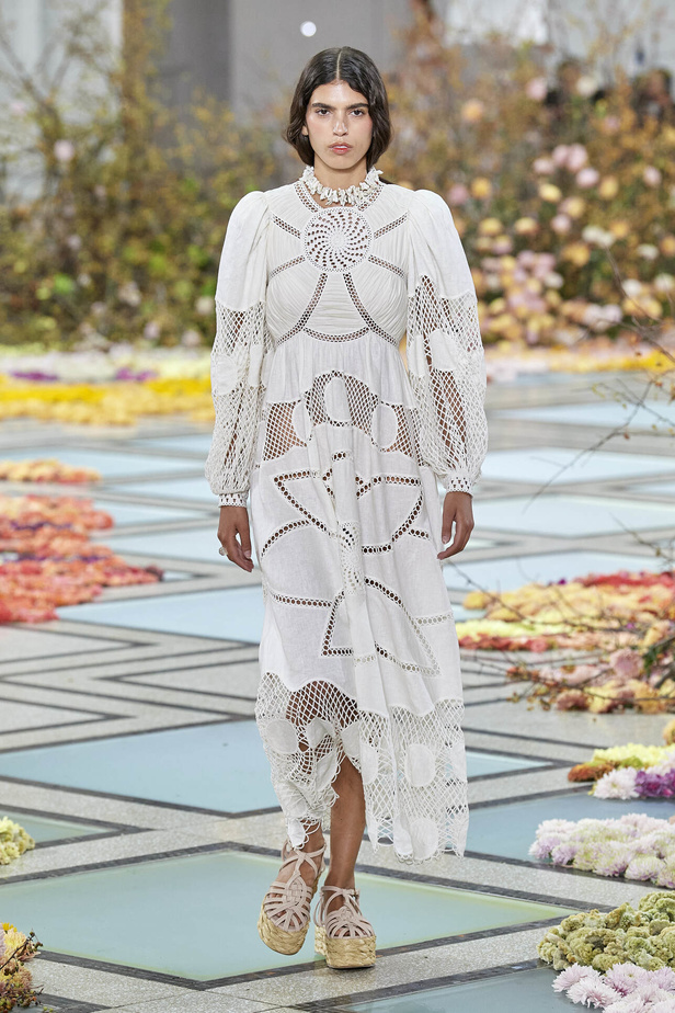 أجواء شاطئية مرحة مع مجموعة Ulla Johnson لربيع وصيف 2023 في نيويورك