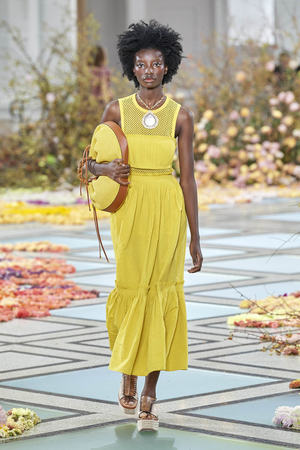 أجواء شاطئية مرحة مع مجموعة Ulla Johnson لربيع وصيف 2023 في نيويورك