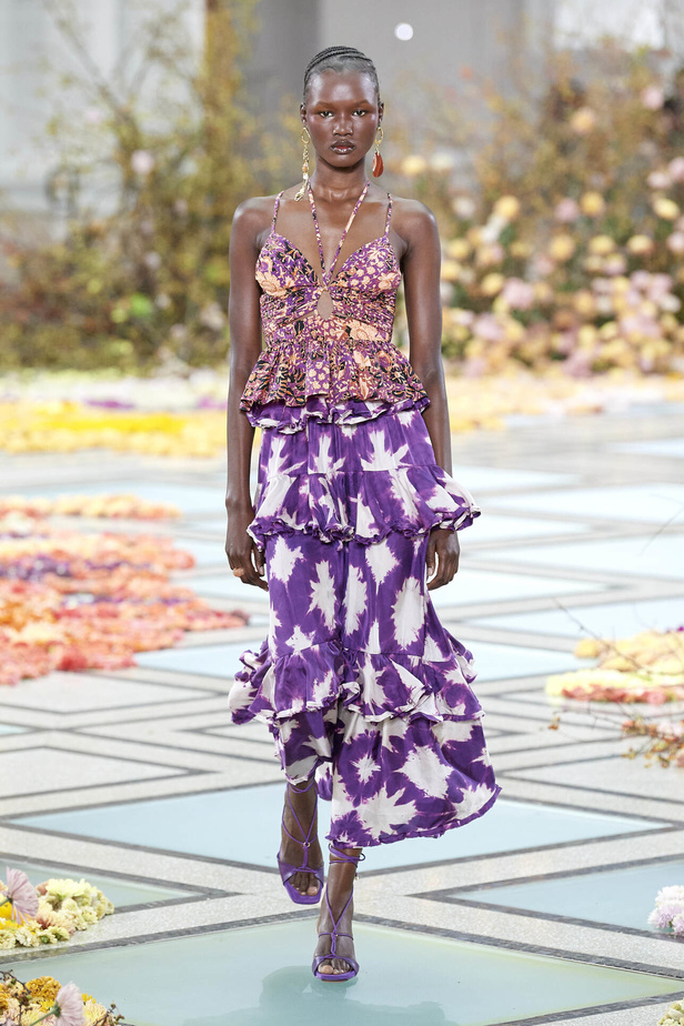 أجواء شاطئية مرحة مع مجموعة Ulla Johnson لربيع وصيف 2023 في نيويورك