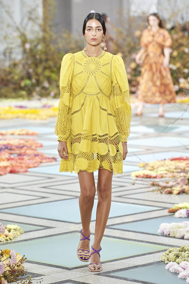 أجواء شاطئية مرحة مع مجموعة Ulla Johnson لربيع وصيف 2023 في نيويورك