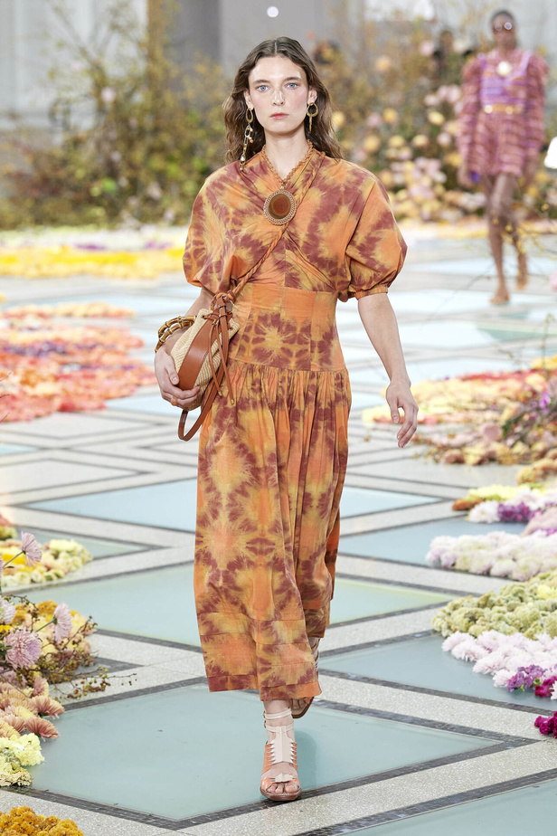 أجواء شاطئية مرحة مع مجموعة Ulla Johnson لربيع وصيف 2023 في نيويورك