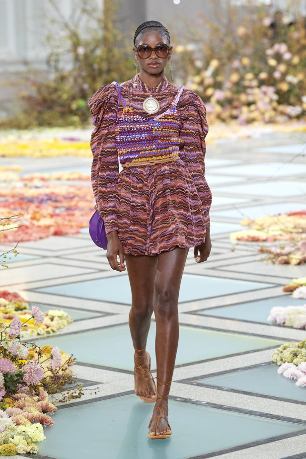 أجواء شاطئية مرحة مع مجموعة Ulla Johnson لربيع وصيف 2023 في نيويورك