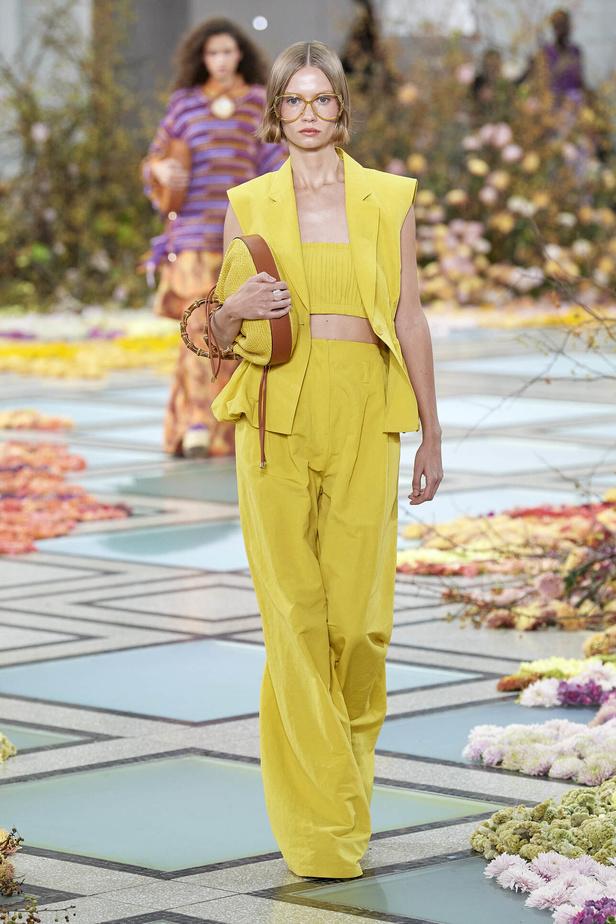 أجواء شاطئية مرحة مع مجموعة Ulla Johnson لربيع وصيف 2023 في نيويورك