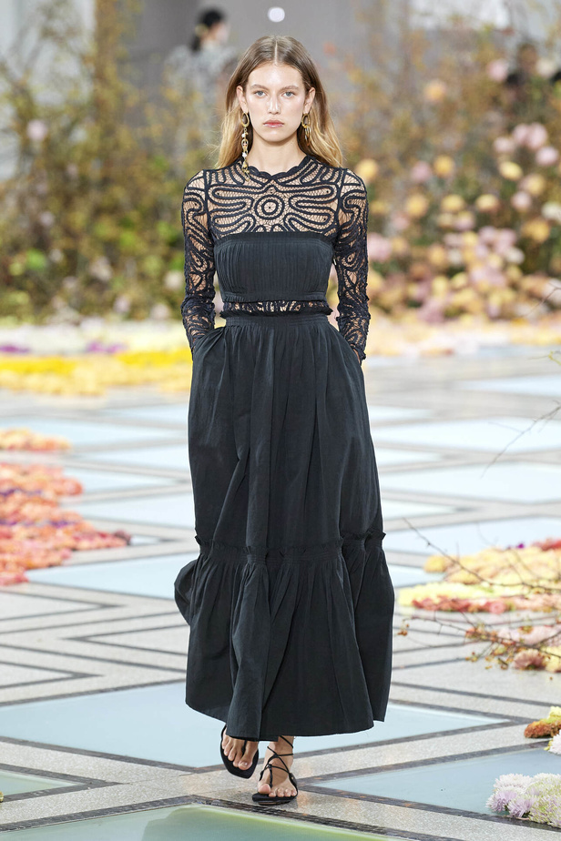 أجواء شاطئية مرحة مع مجموعة Ulla Johnson لربيع وصيف 2023 في نيويورك