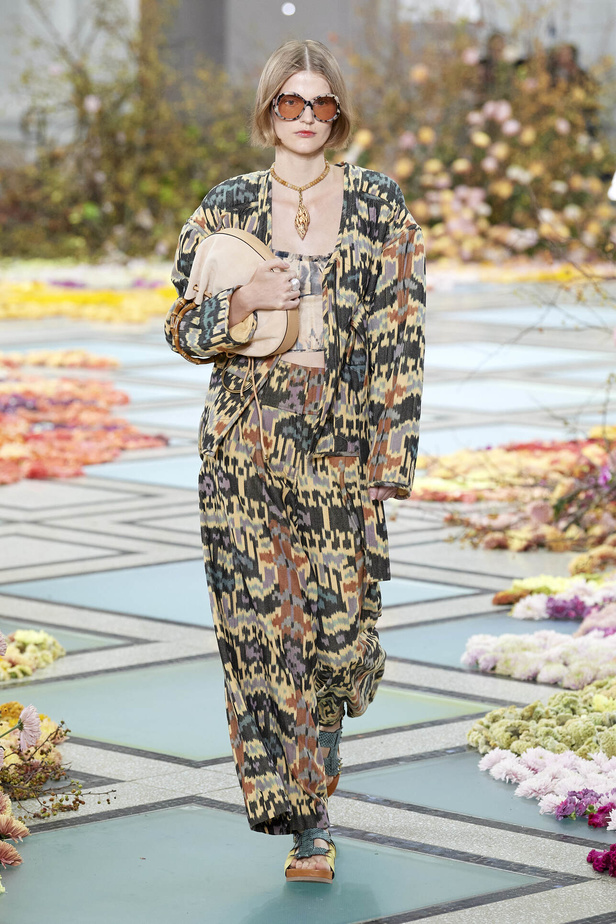 أجواء شاطئية مرحة مع مجموعة Ulla Johnson لربيع وصيف 2023 في نيويورك