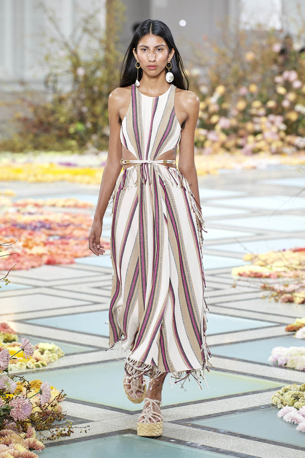 أجواء شاطئية مرحة مع مجموعة Ulla Johnson لربيع وصيف 2023 في نيويورك