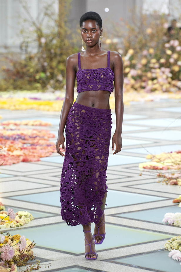 أجواء شاطئية مرحة مع مجموعة Ulla Johnson لربيع وصيف 2023 في نيويورك